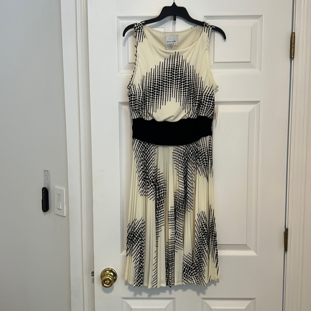Donna Morgan Black and Ivory Knee Length Dress